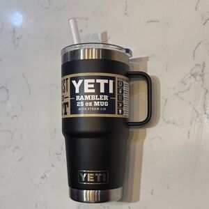 NWT Yeti Rambler 25 oz Mug with Handle - Black